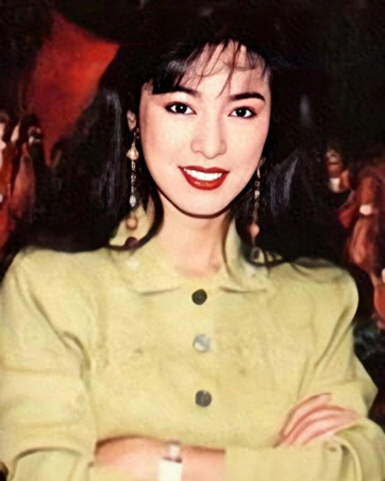 拈花又惹草?成龙邓丽君私生子真相浮出水面,起底成龙的风流史