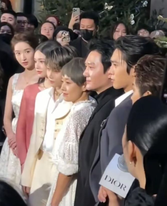 林允冯绍峰参加活动，女方眼神躲闪不敢看冯绍峰，网友直呼尴尬