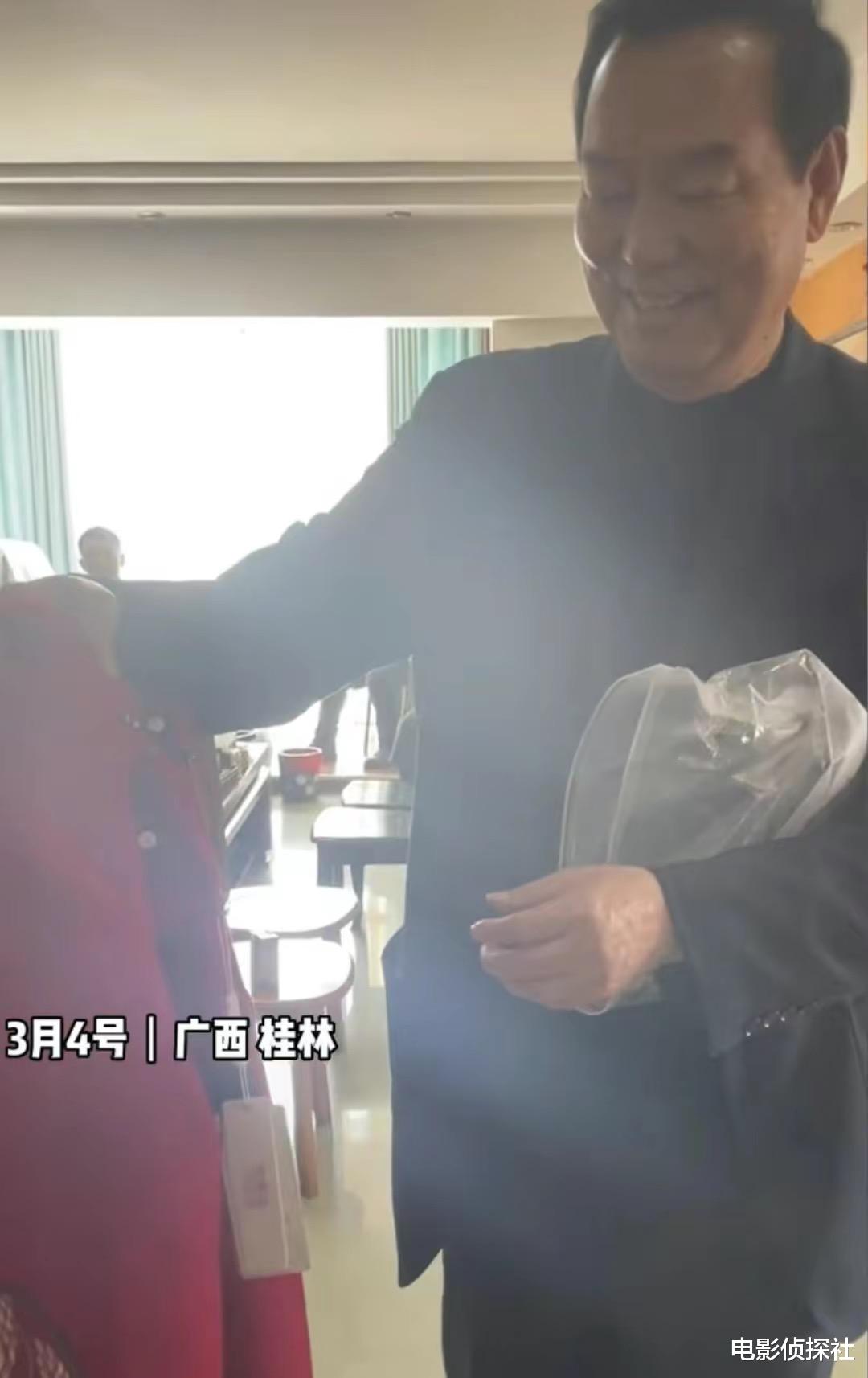 刘三姐|“刘三姐”黄婉秋灵堂照曝光，小6岁丈夫手持遗物满脸笑容惹争议
