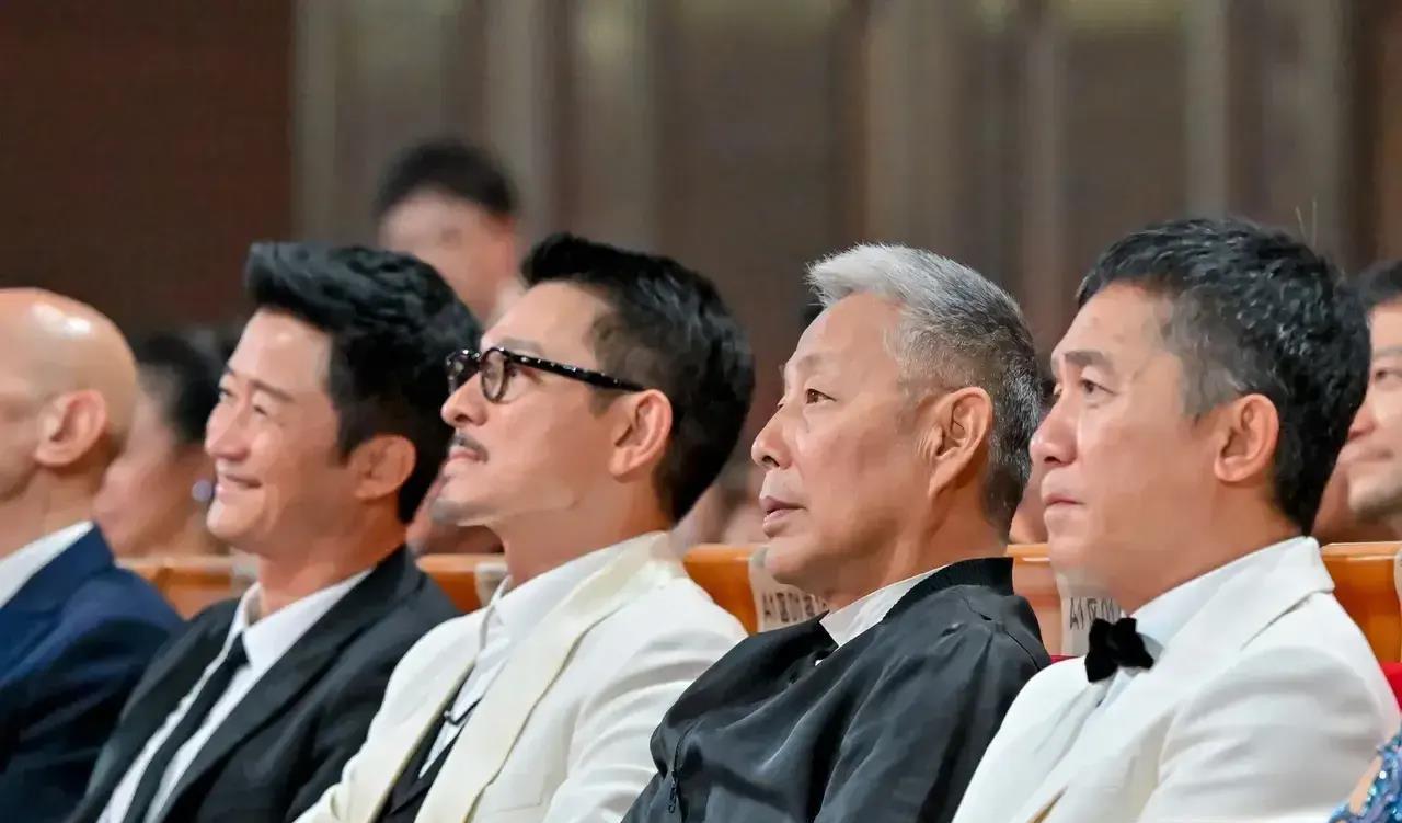 金鸡奖第一排全是大咖，C位并不是梁朝伟、刘德华，而吴京遥遥领先！
