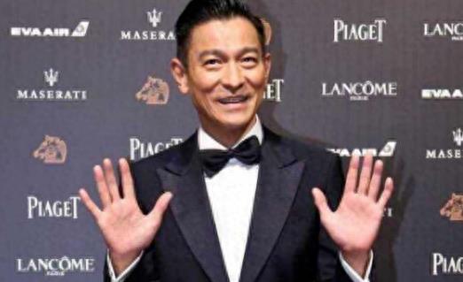 助理徒手接“口水”，工作人员帮扇风，内娱的畸形你根本想象不到