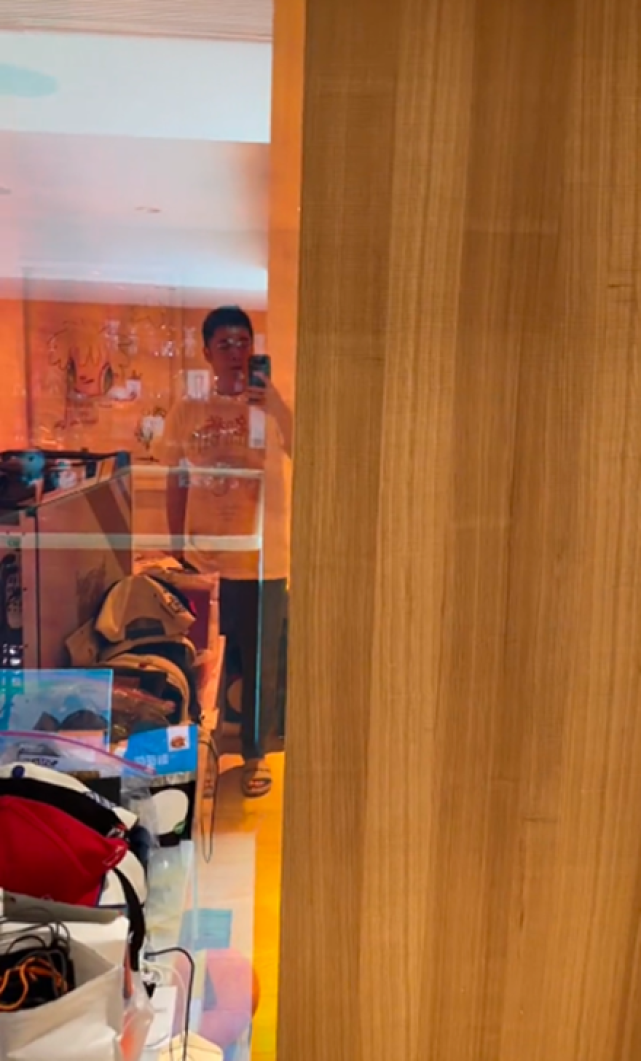 陈赫|陈赫与张子萱高调同框，一起支持邓超新作，阳康后不戴口罩引热议