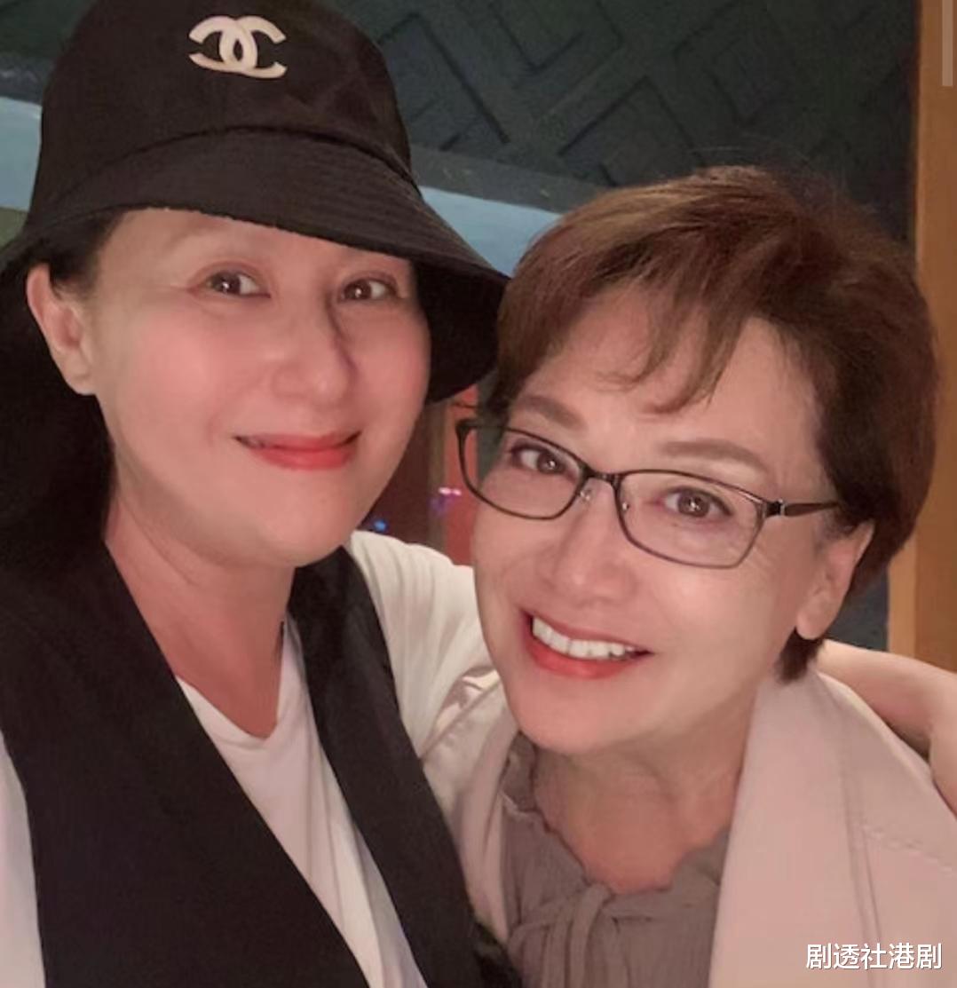 近况曝光!56岁知名港星素颜变无眉星人,离婚后未有新欢享受单身