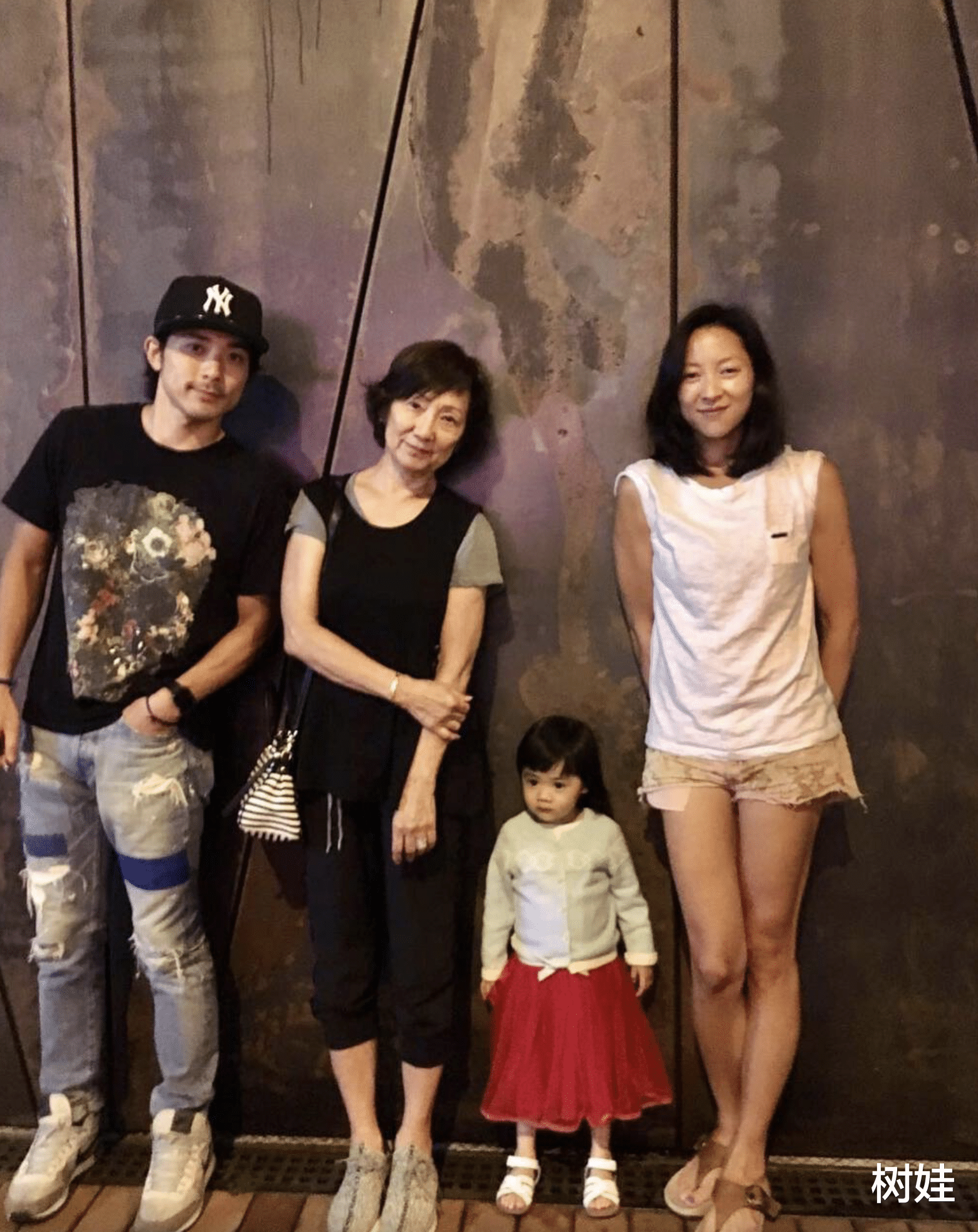 林子祥女儿回香港参加婚礼，携女儿上台献唱，至今未婚已有俩孩子