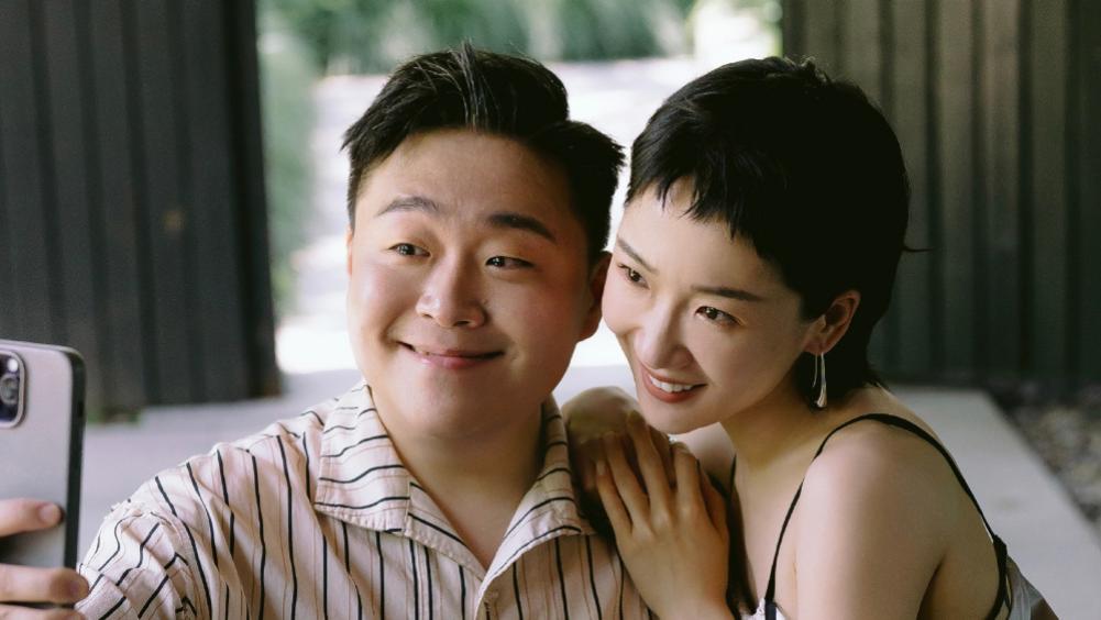 |33岁郝劭文大婚，二婚娇妻穿朴素白裙，手臂纹睫毛夹暗示职业