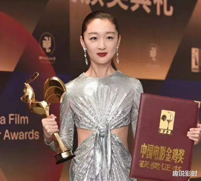 深夜拔萝卜,周冬雨终究藏不住混乱的私生活,网友大骂;荡妇!