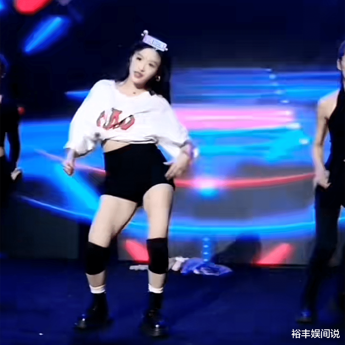 三只羊年会好热闹!现场奖30万现金,小杨哥压轴小黄热舞嗨爆全场