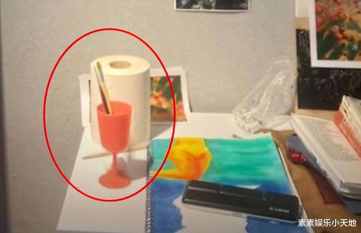 李嫣|李嫣分享学校宿舍内景:书桌放着卷筒纸和画笔,墙上贴着课表作品