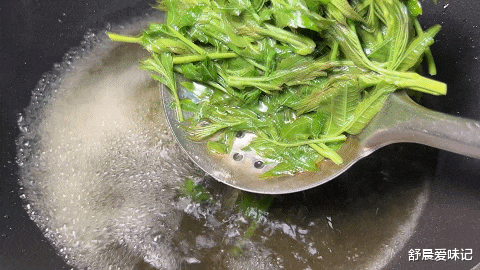 成都|一把香椿芽，打3个鸡蛋，简单炒一炒，鸡蛋嫩滑，香椿芽咸香可口