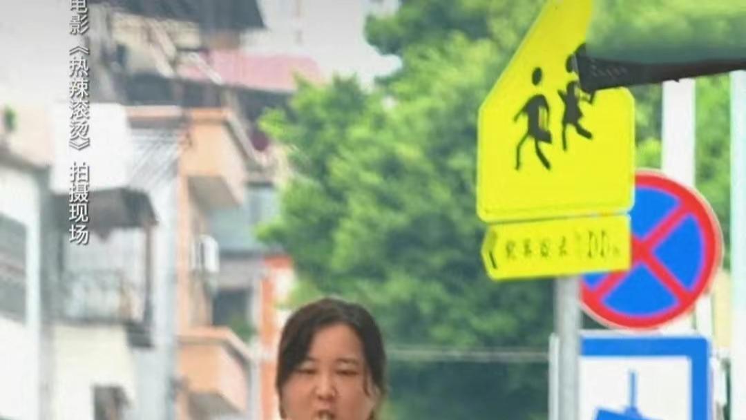 贾玲谈减重100斤，这一年好饿好累，网友说人家减肥是为了工作。