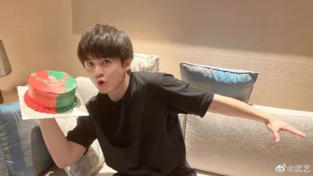 33岁过气顶流,靠“卖蠢”一夜翻红