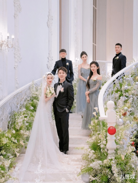 杨紫大学同学结婚，张一山担任伴郎，戴眼镜封印颜值不抢新郎风头