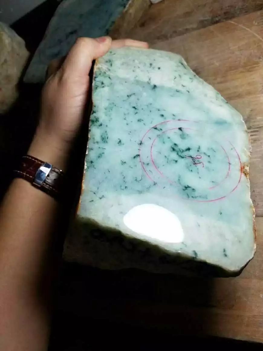 10公斤重的翡翠原石,一刀切出一大盆飘花手镯!