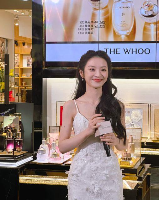 田曦薇线下活动生图，穿吊带裙身材饱满很有料，简直是甜妹天花板