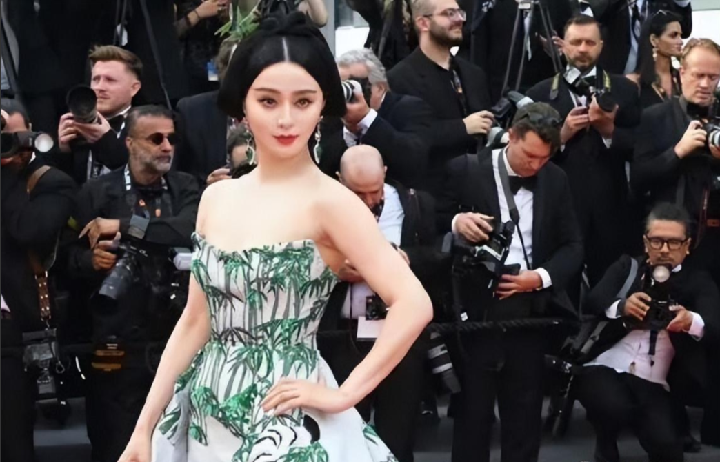 关晓彤|戛纳红毯，关晓彤被嘲膀大腰圆不如冰冰，不过大长腿依旧迷人