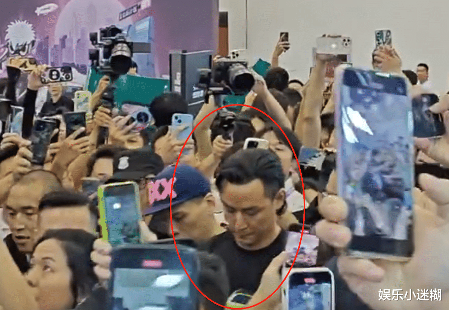 吴彦祖现身苏州!数千名男粉狂喊“我爱你”,保镖龇牙艰难开道