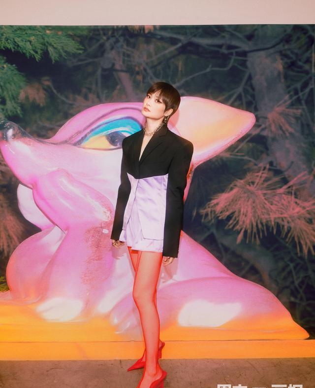 李宇春|李宇春八登《周末画报》封面,粉色花朵裙大秀美腿,演绎舞台皇后