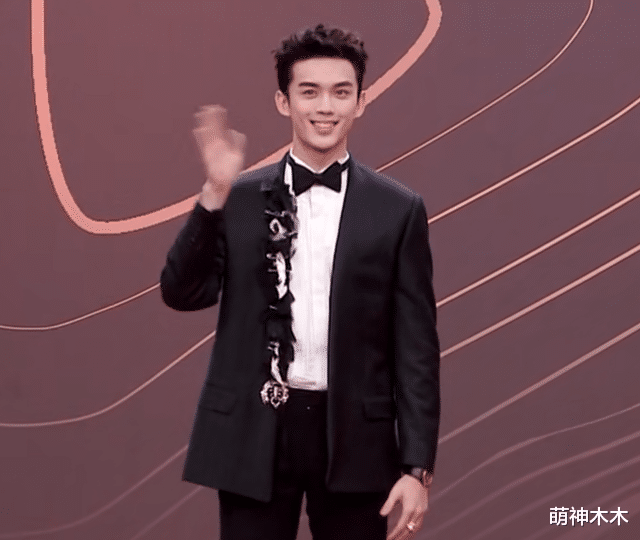 星光大赏红毯生图来了！热巴妆容翻车，杨紫选错礼服，唐嫣皮肤好