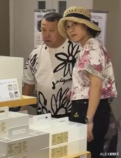 欧美明星|曾志伟和50岁女儿逛街，曾宝仪与年轻时判若两人！父女似同龄人
