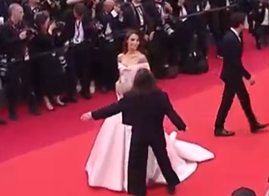 戛纳|戛纳开幕红毯华人明星待遇:巩俐专人清场拍照,关晓彤被保安催促