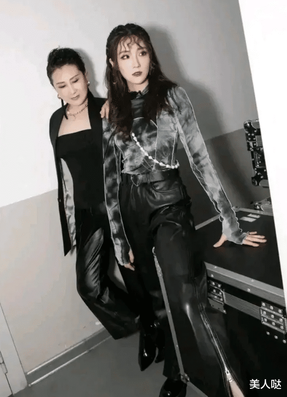 张凯丽为捧女儿用力过猛!奶奶年纪仍穿抹胸化浓妆为其站台,可怜天下父母心啊