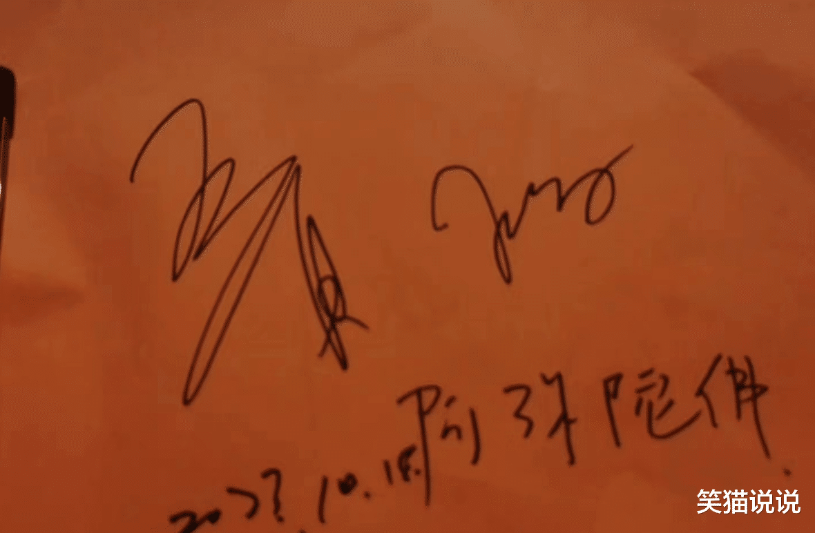 56岁王祖贤现身南京：皮肤白皙身材高挑好出众，与粉丝互动好温柔！