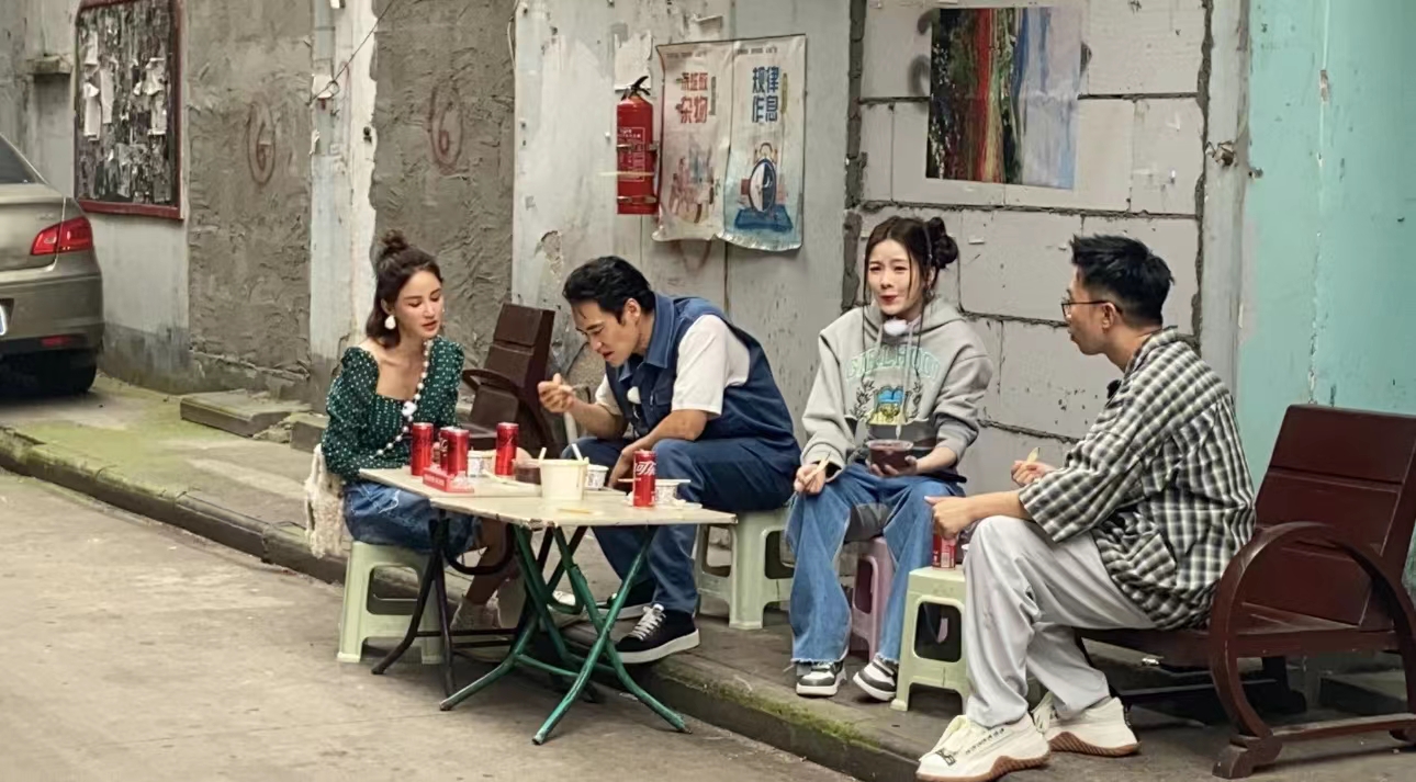 张歆艺|张歆艺与袁弘坐路边吃饭,瘦到脱相变纸片人,排骨胸筷子腿太吓人