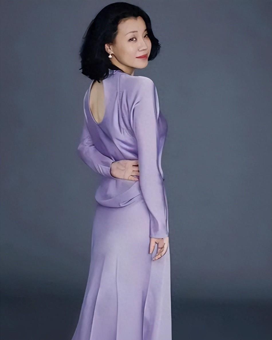 她与导演同居三年却惨遭抛弃,转身下嫁穷小子后,竟还翻身逆袭了!