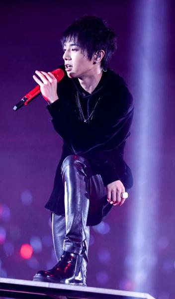 粉丝也护不住了!33岁华晨宇“无地自容”,“永远的神”终成捧杀