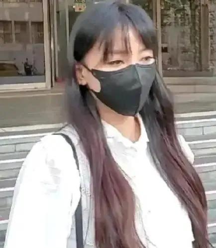 李靓蕾|曝李靓蕾社交受王力宏影响，现身关颖派对不敢久留，被贵妇瞧不起