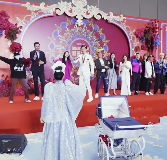 汤镇业|网红国岳夫妇为女儿办满月宴,多位网红随礼500万,明星集体成陪衬!