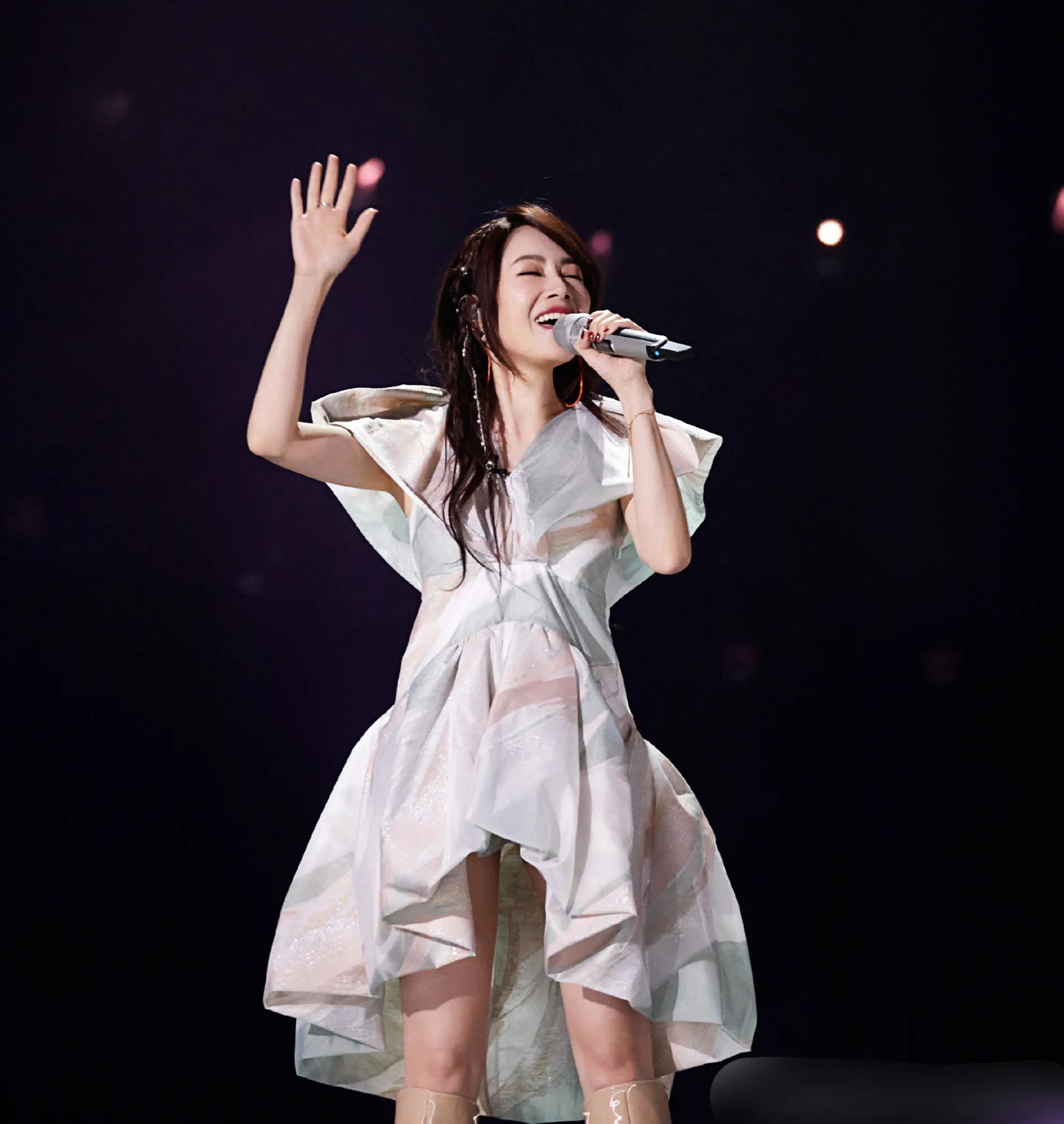 徐怀钰|徐怀钰再犯当年的错，还没翻红却又遭雪藏，得罪芒果被删全部镜头，真是可惜！