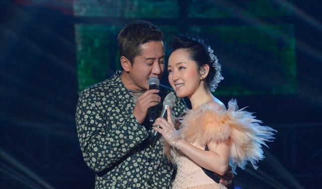 知名女星疑似怀孕，意外暴露孕肚，只是孩子的父亲至今是迷