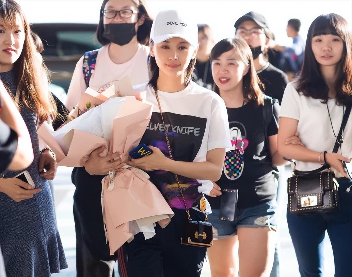 明星|表面是明星背后装皇帝,员工跪地帮其穿鞋,区区艺人这么威风?