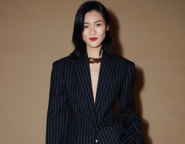 刘雯|35岁刘雯穿黑丝出席活动,走路腿打弯驼背露男相,被嘲是畸形审美