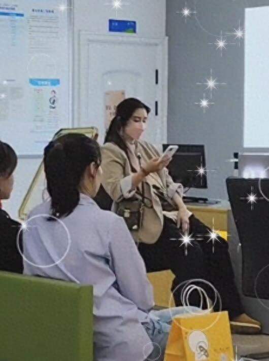 王祖贤现身营业厅办手机卡,浙江富人区拜访朋友,疑返回国内生活