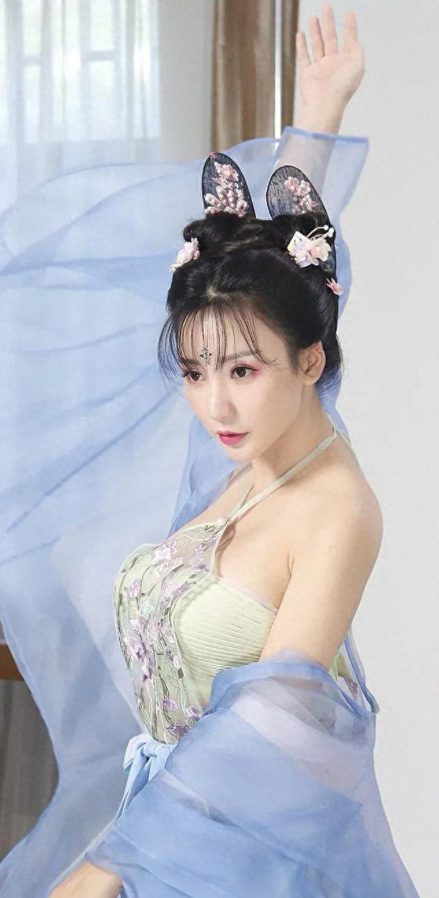 柳岩,横看成岭侧成峰,远近高低各不同