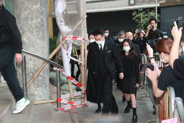 刘德华双眼红肿送亡父，年迈刘母悲伤露面，被护送提早离开灵堂