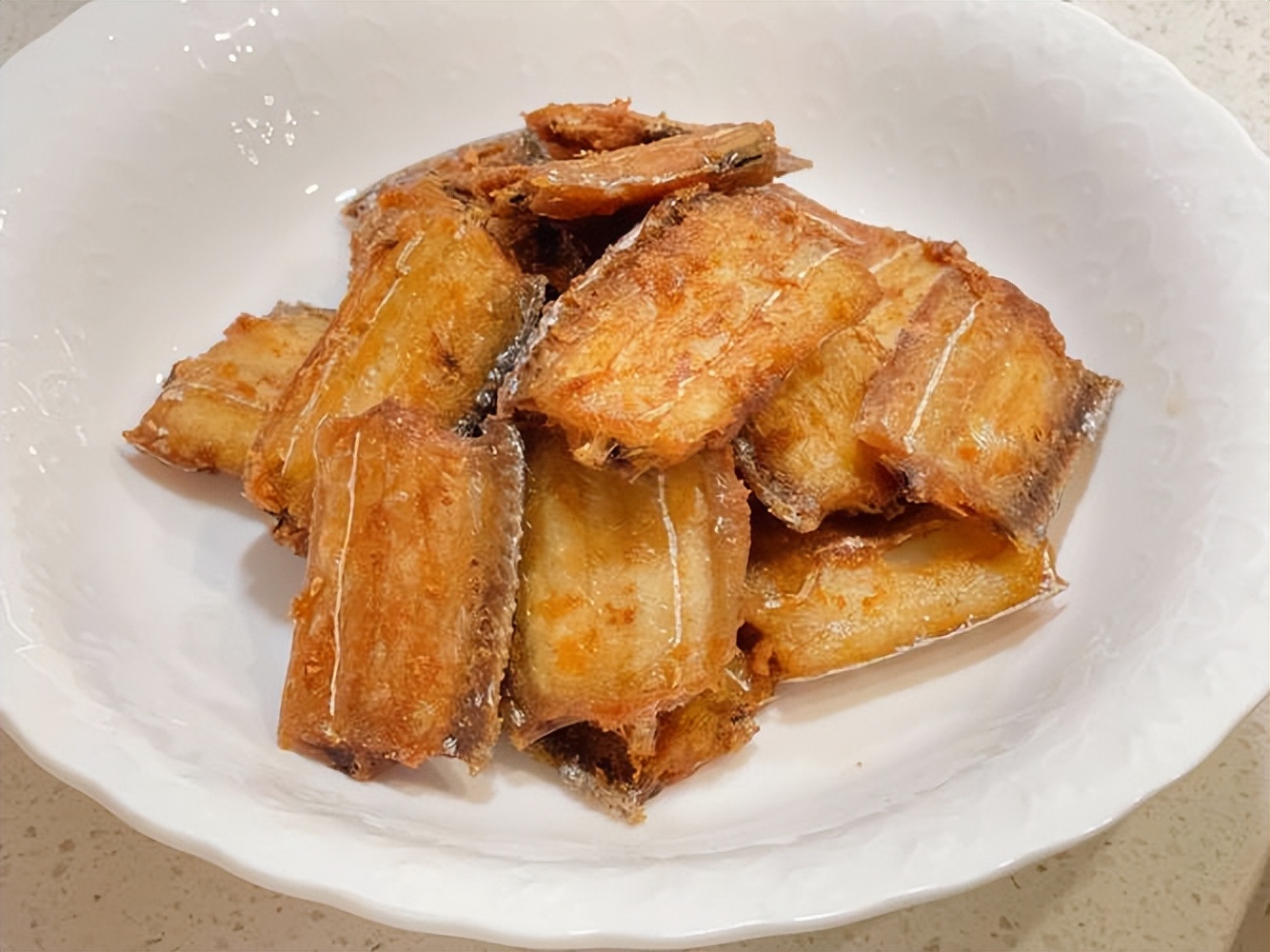 带鱼|炸带鱼时，直接裹面粉就错了，难怪一点不酥，厨师教你正确做法