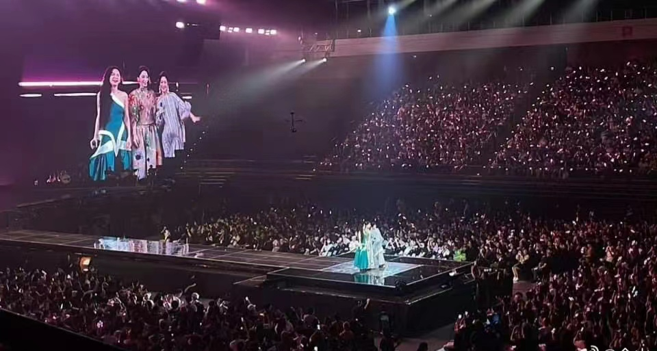 SHE再合体泪流满面,Selinna挺八个月孕肚唱歌