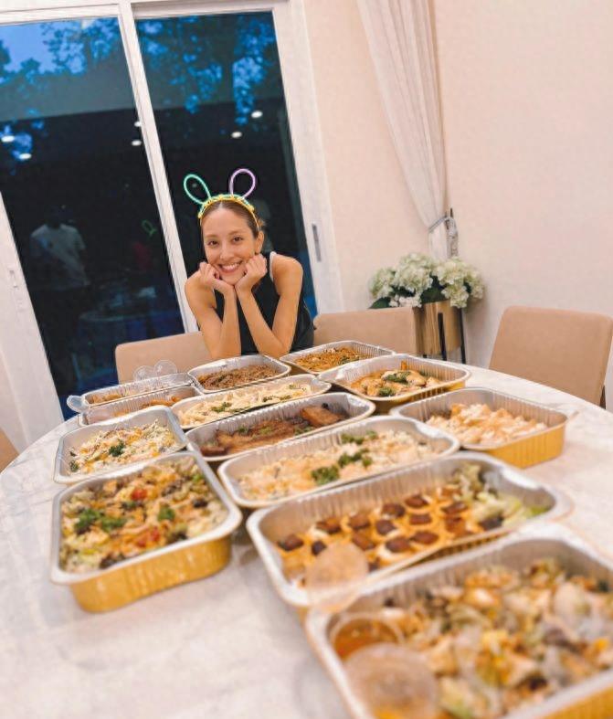 郑嘉颖夫妇为省钱搬到郊外豪宅,直言租金更便宜,豪宅外观显得老旧