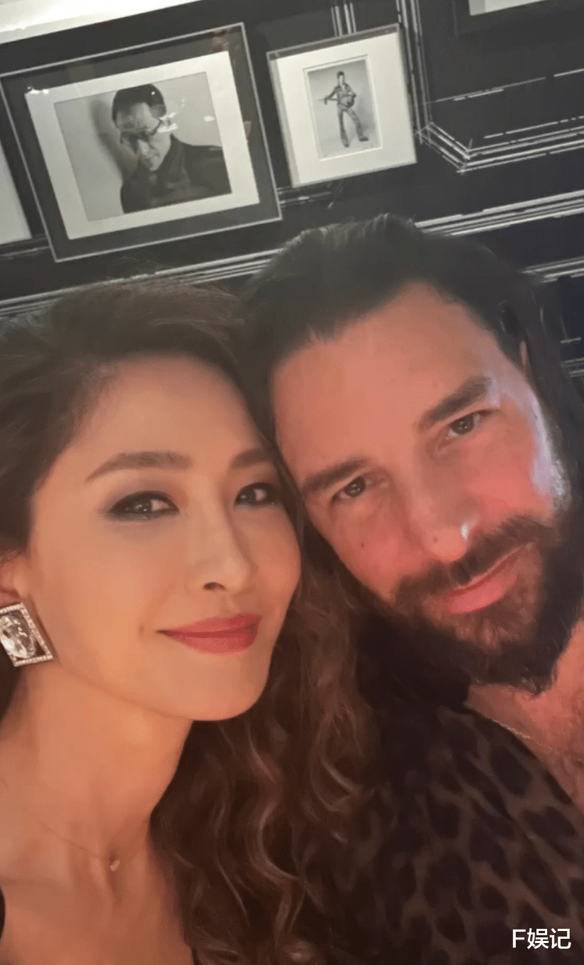 |周汶锜打扮性感庆祝49岁生日 妹妹周丽淇罕见带着老公露正面合影