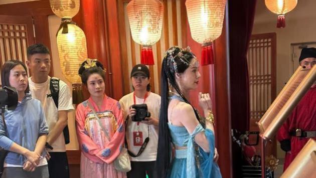 李若彤长安十二时辰街区被偶遇，57岁穿清凉古装，腹部暴露年龄！