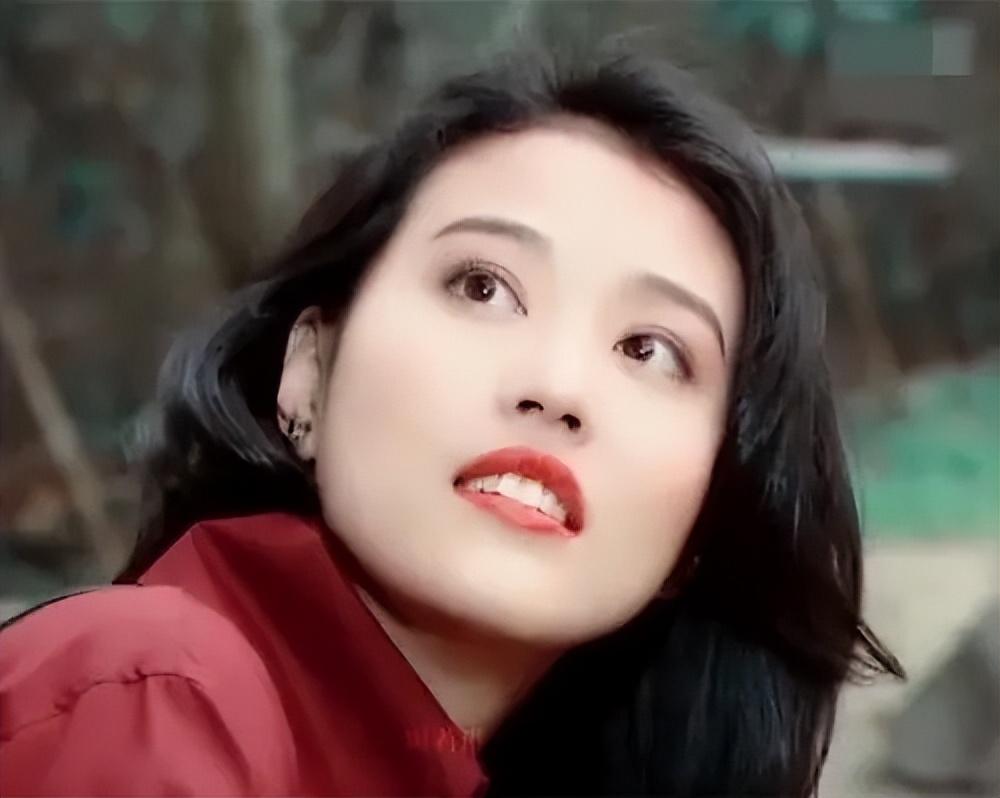 演员周海媚:57岁独居北京,不结婚不生子,不需要男人碍手碍脚