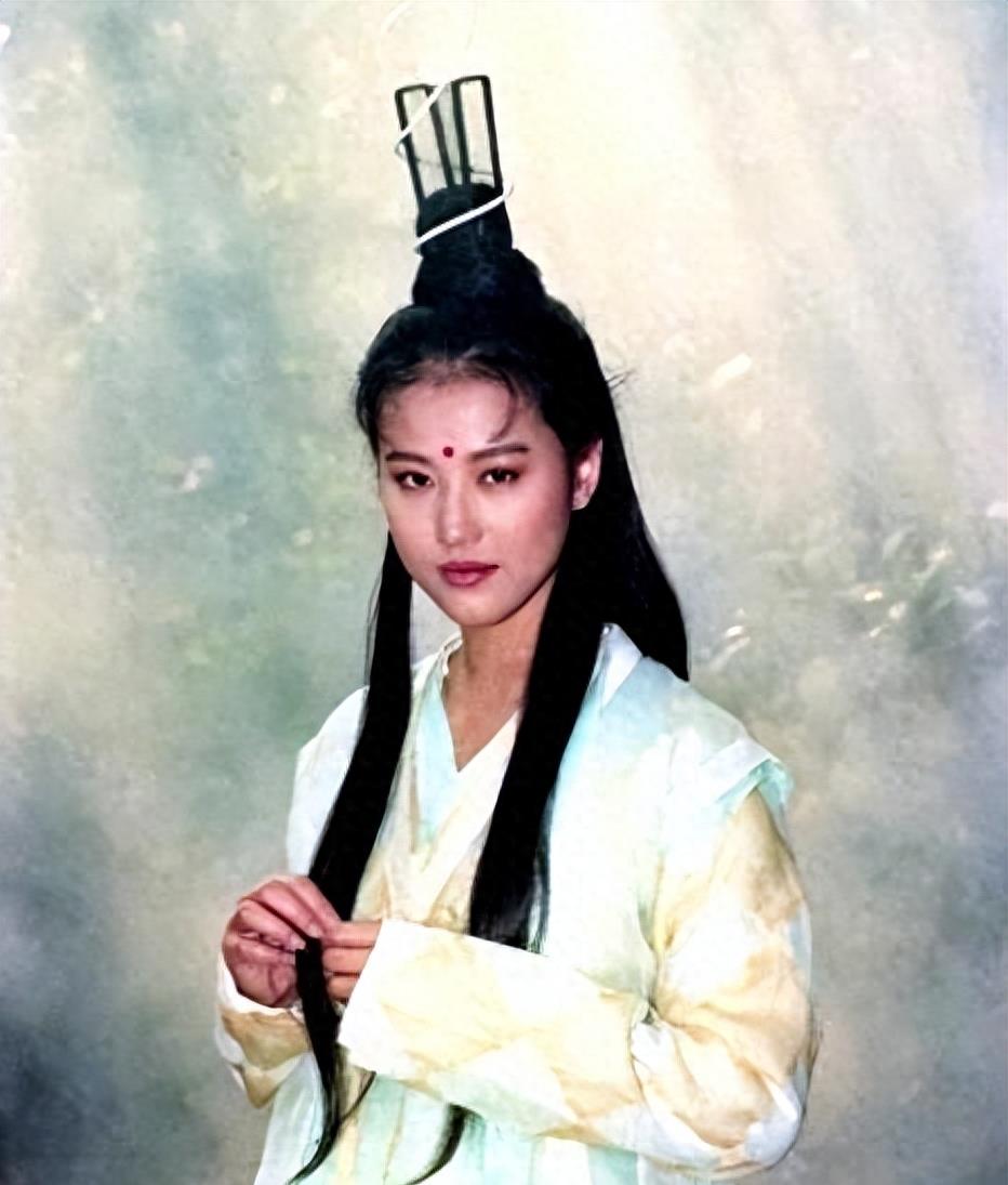 57岁周海媚未婚未育：将上亿豪宅改装成菜园，却羡慕哭千万人？