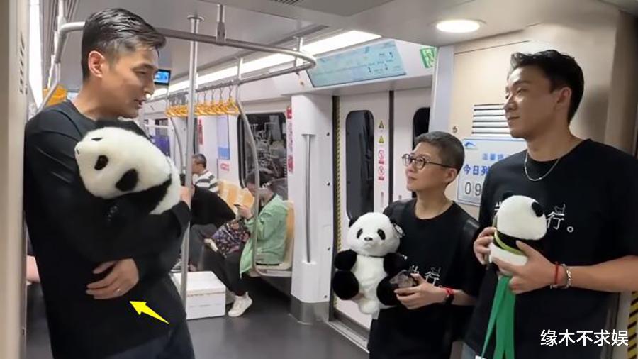 40岁胡歌坐地铁被偶遇，皱纹明显、婚戒抢镜，无人让座引争议！