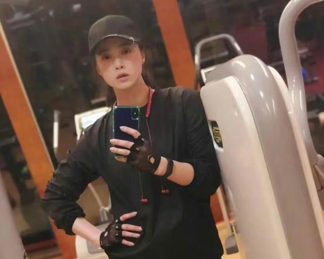 中年女星夏日近照：谢楠瘦削，卢靖姗自嘲脸塌，40岁蒋欣瘦了