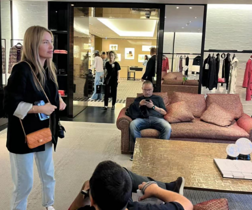 58岁张曼玉巴黎近照曝光,素面朝天满脸皱纹,背4万包独居平民区