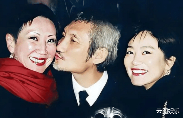 徐克|73岁徐克现身医院引担忧！输液后一脸憔悴，上月被曝将荣升爸爸