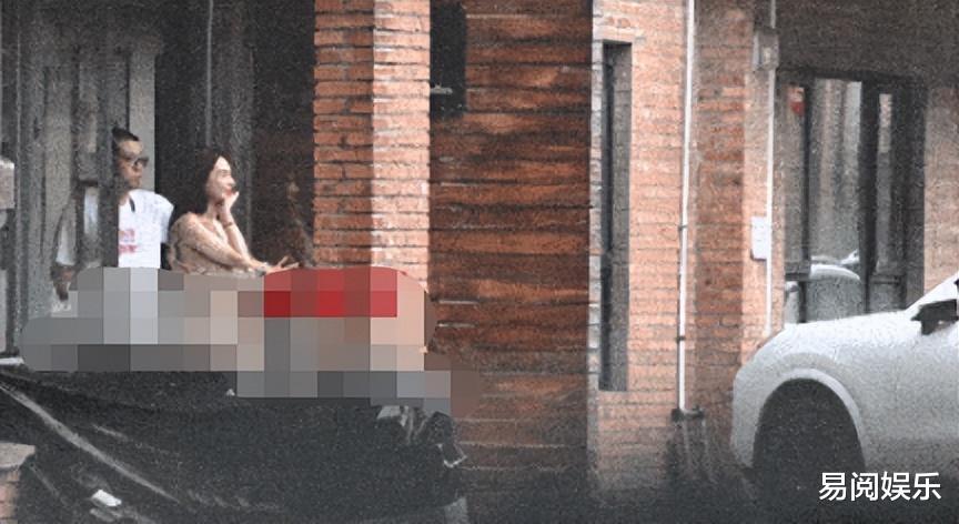 黄晓明带女友工作丝毫不避嫌,似乎钟情于大眼睛和瓜子脸蛋的美女